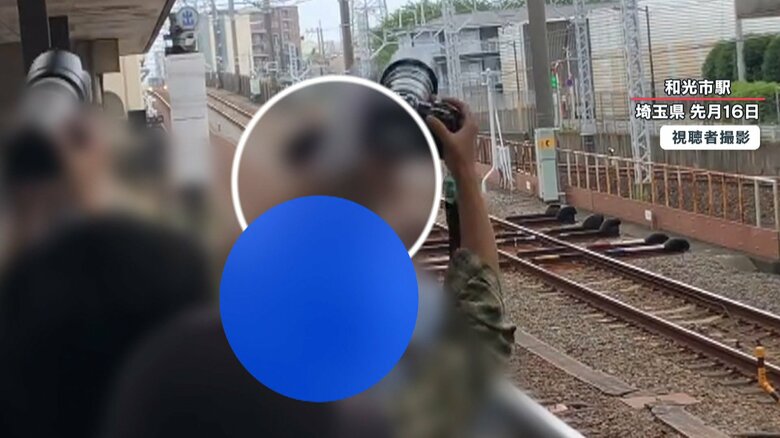 腕を伸ばし撮影しようとする男性