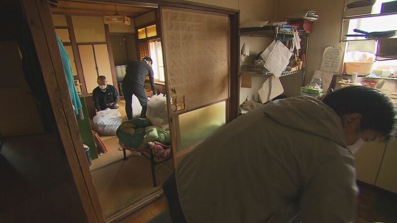 和室で荷物の搬出作業を進める　散乱した物品を丁寧に整理していく