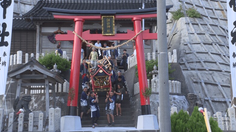 住民たちが再建した木製の鳥居