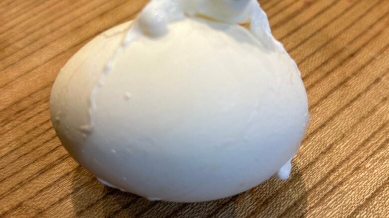 ゆで卵から白身がはみ出ているが…