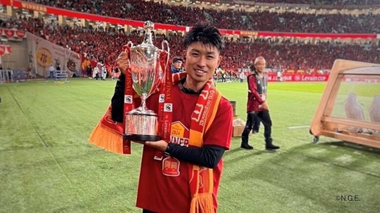 ルヴァンカップ優勝後、トロフィーを掲げる山田氏