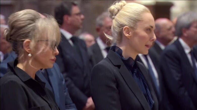 葬儀会場で涙ぐむマルタ・ファシーナさん