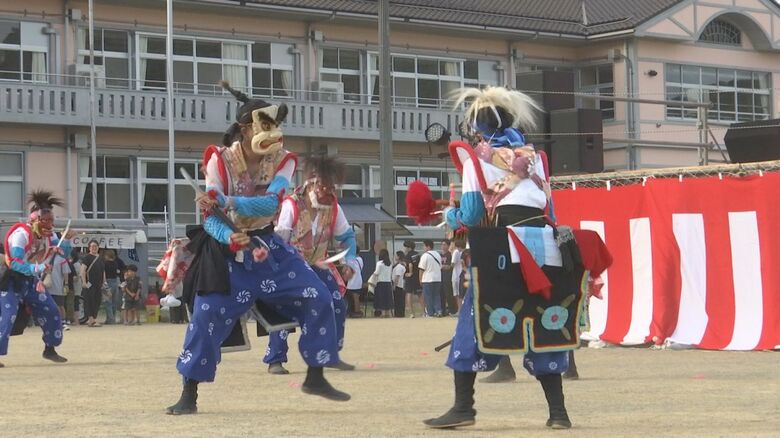 綾里の伝統芸能・剣舞も祭りを盛り上げる