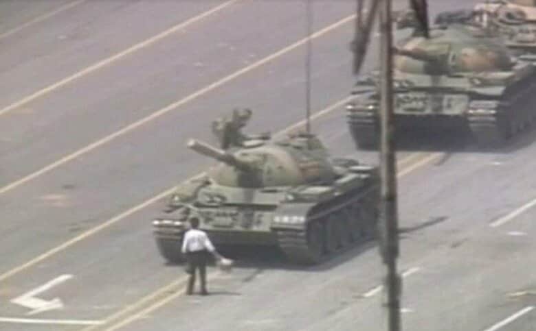 戦車の前に立ちはだかる市民 1989年6月