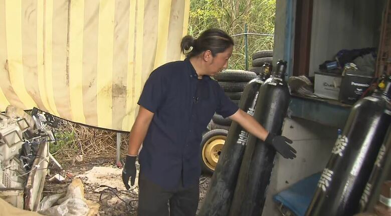 隠しておいた場所を説明する男性