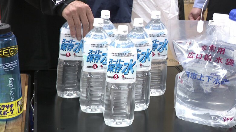 1人が1日に必要な水は約9リットル。1.5リットルのペットボトルにすると6本分。