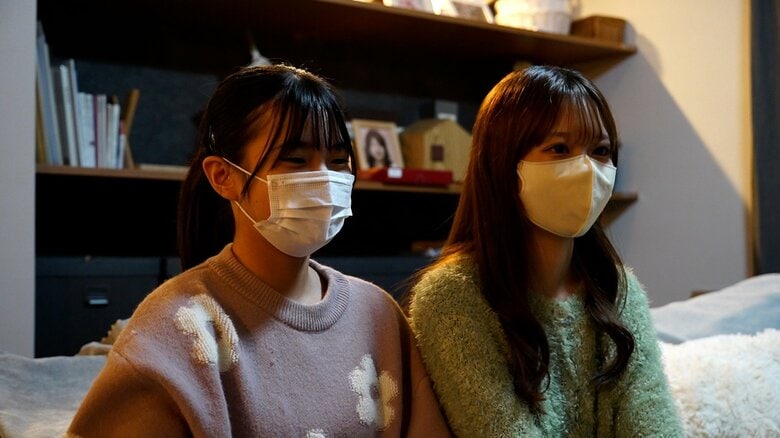 次女（13歳・左）と長女（19歳・右）