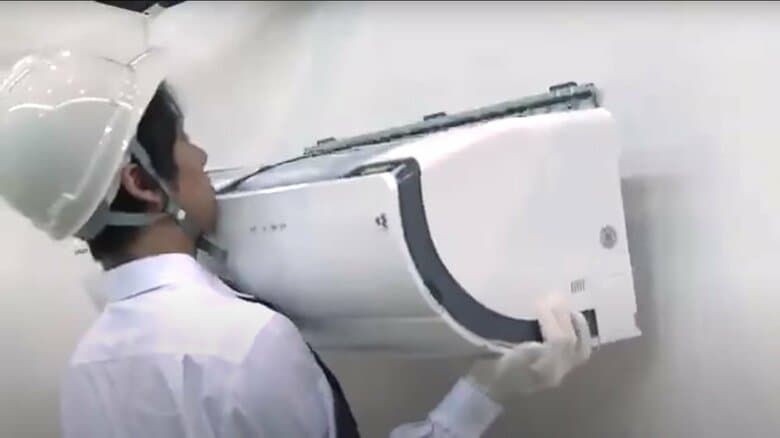 取付板の上から室内機を取り付ける（画像提供：ダイキン工業）