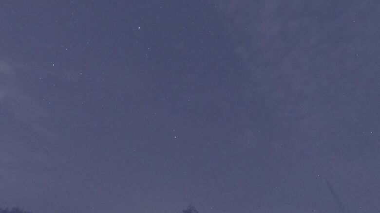 この日の夜はやや曇り空…