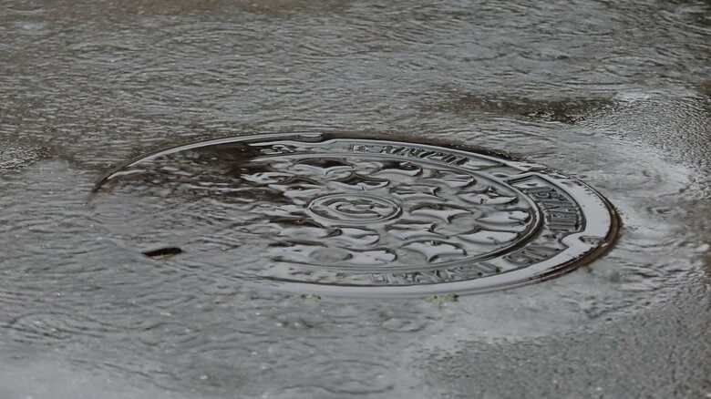 大雨のマンホールには近づかないで（画像はイメージ）