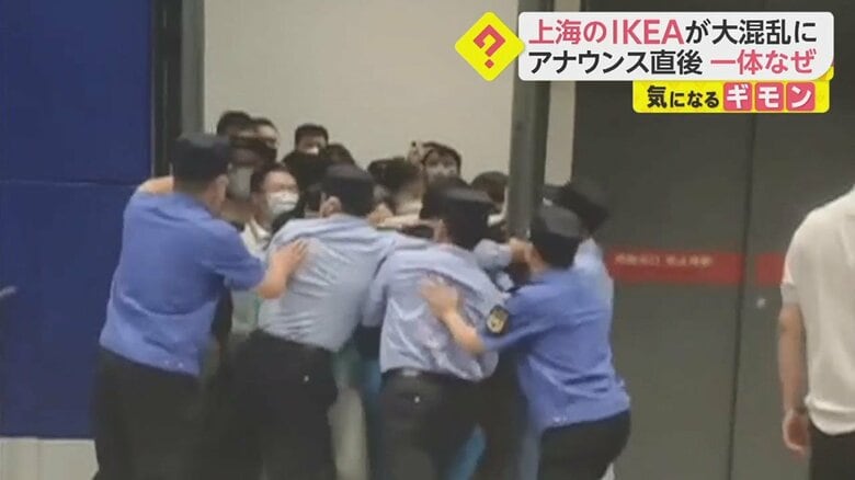 外へ出ようとする人たちが押し返し…