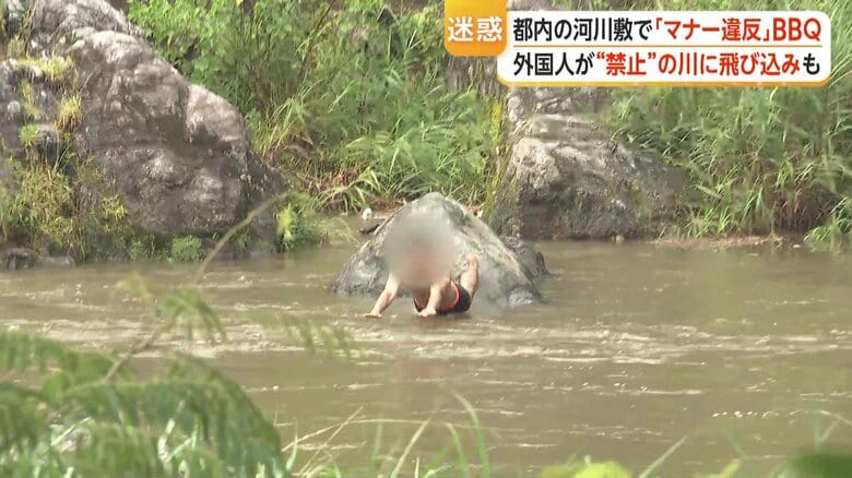 ライフジャケットを着用せずに川に飛び込む男性