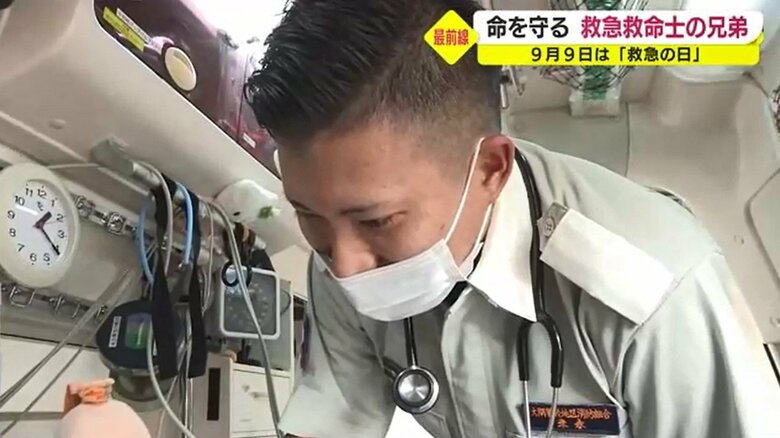 救急搬送された子供の不安を取り除くため、ぬいぐるみを手に持ち励ますという