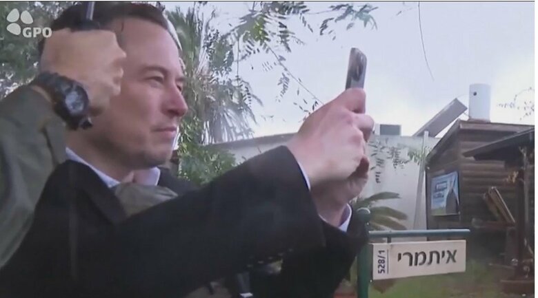 襲撃を受けた住宅を撮影するイーロン・マスク氏