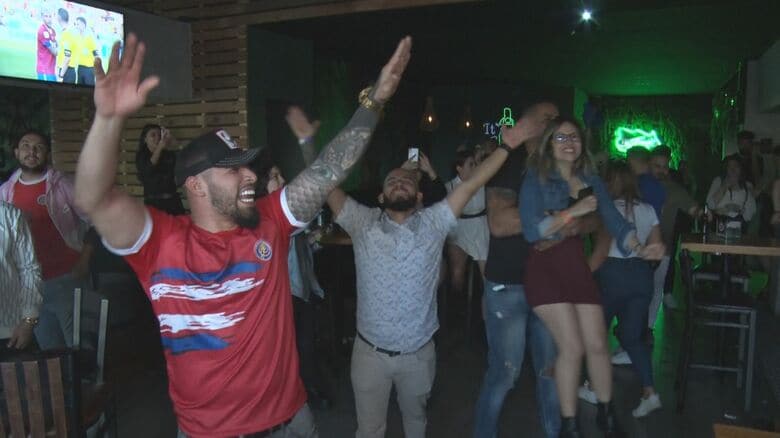 踊り出す人たち