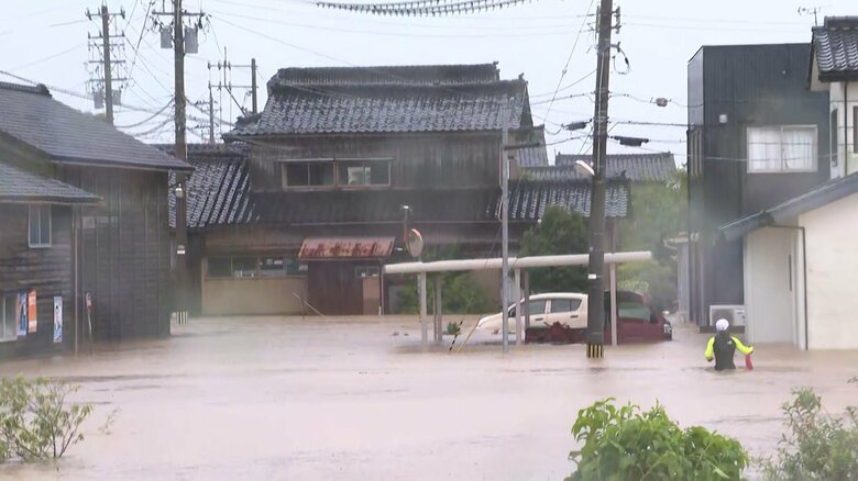 住宅が浸水した石川県羽咋市の様子　消防隊員ら救助活動　（27日午前8時20分頃）