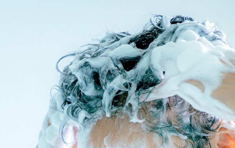 指で頭皮をゴシゴシこすって洗うのは間違い（画像はイメージ）