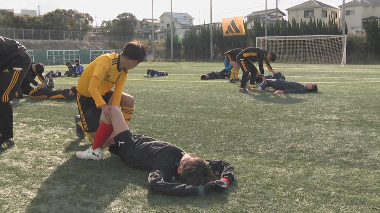 東海大学福岡高校のグラウンドで高校生と練習