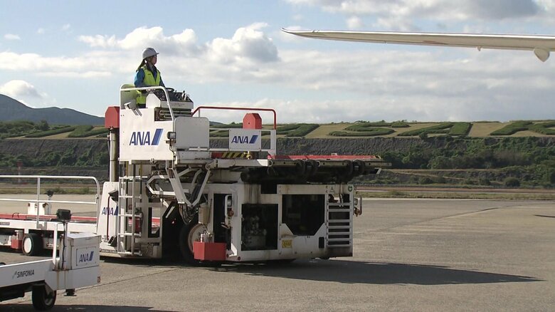 ハイリフトローダーを機体に寄せていく