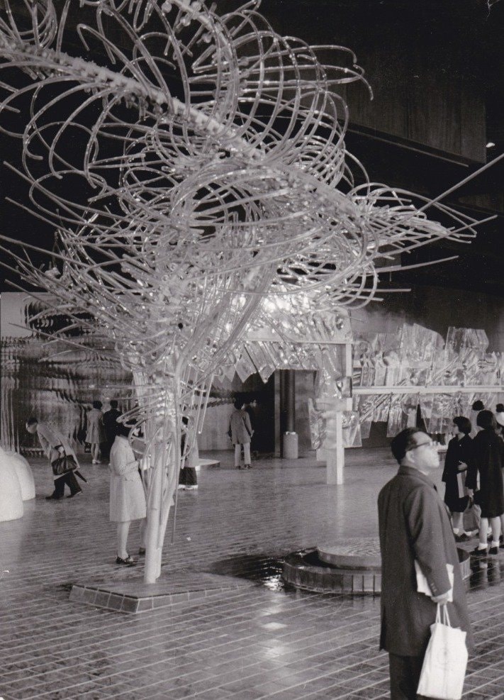 1970年の大阪万博のチェコスロバキア館「ガラスの雲」
