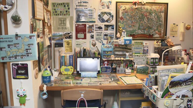 淳紘君の部屋にはたくさんの鉄道グッズが並ぶ