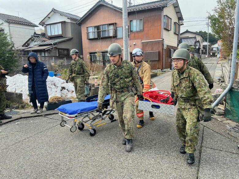 消防との共同作業　提供：防衛省