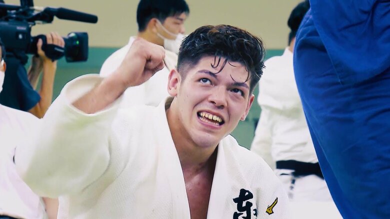 全日本学生柔道優勝大会でガッツポーズを決める