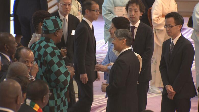 歓談される天皇皇后両陛下