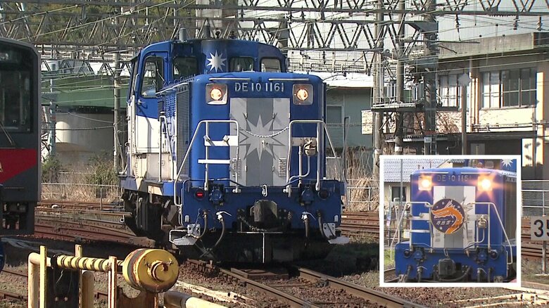 運行当時（右）にあったヘッドマークは取り外された