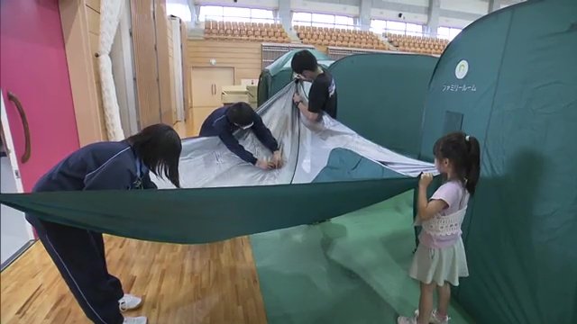 みんなで協力してテントを