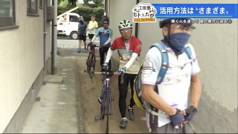 次々と、複合施設の敷地内に入るサイクリストたち