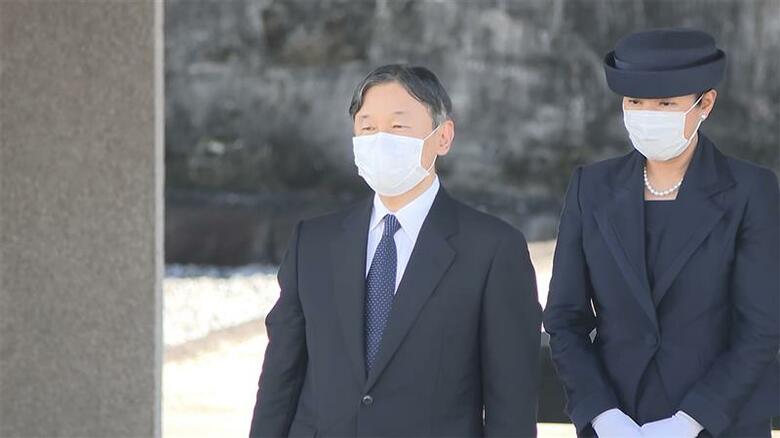 国立沖縄戦没者墓苑を拝礼された両陛下（22日午後）