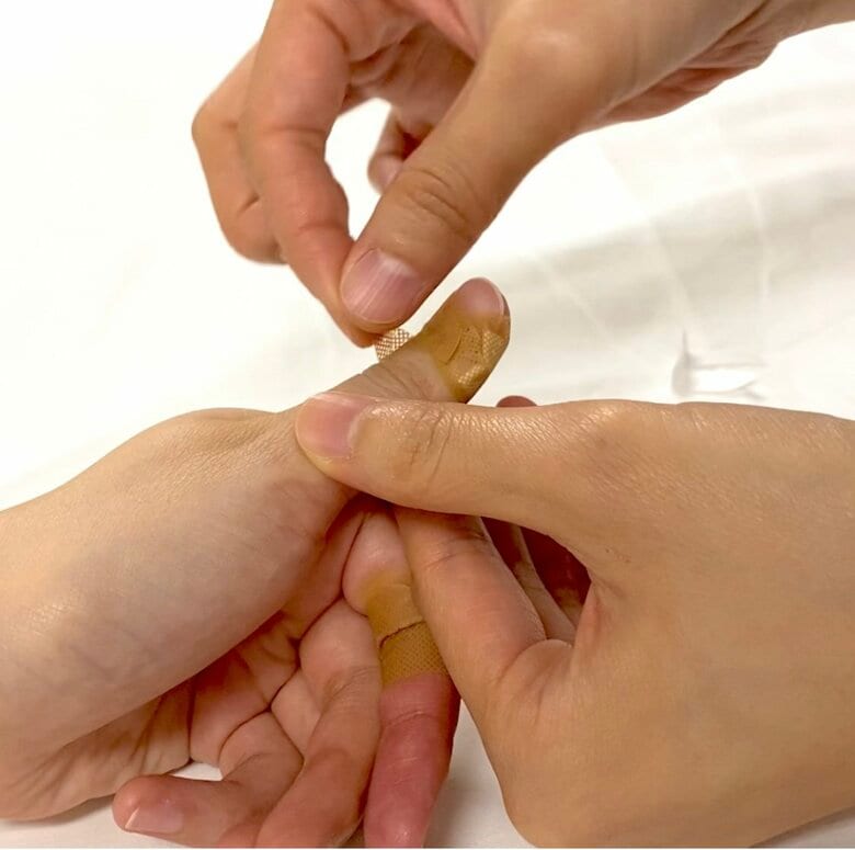 指の腹　貼り方3（提供：湘南鎌倉総合病院）