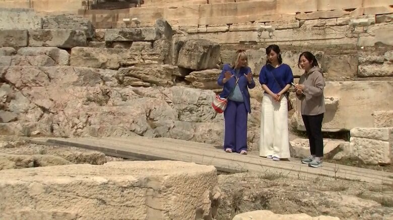 ギリシャの国旗カラー、青と白の装いでパルテノン神殿を視察された佳子さま