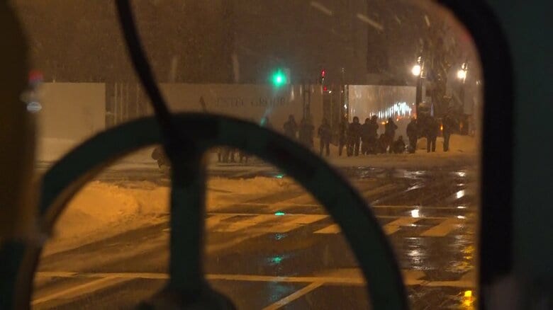 大勢の鉄道ファンがカメラを構える