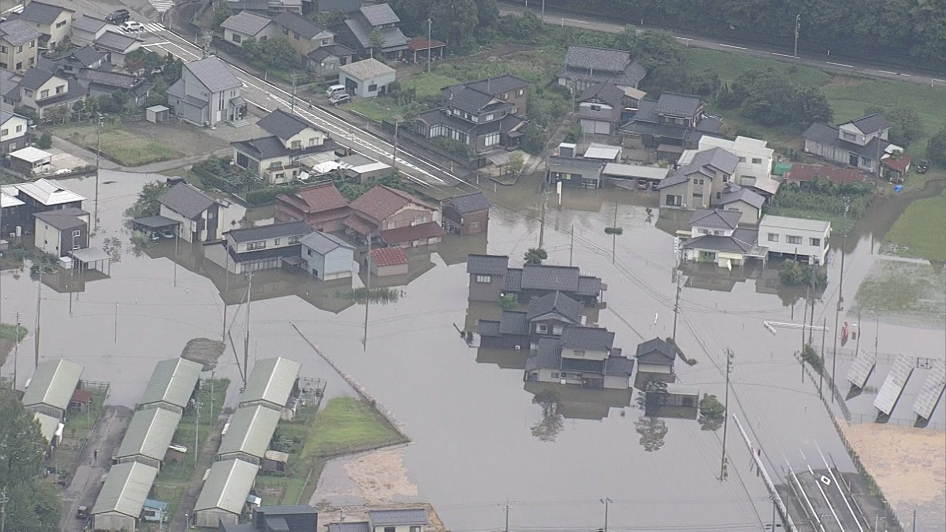 石川・富山あす再び記録的大雨に警戒　豪雨で冠水した街　“孤立”続く集落も　収穫間近の水田「たぶん全滅や」