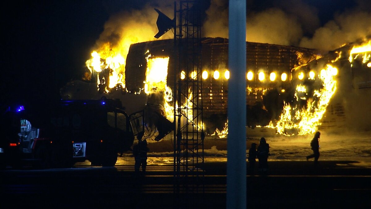 8人の幼児含む379名全員脱出 日本航空機が羽田空港で炎上 新千歳空港
