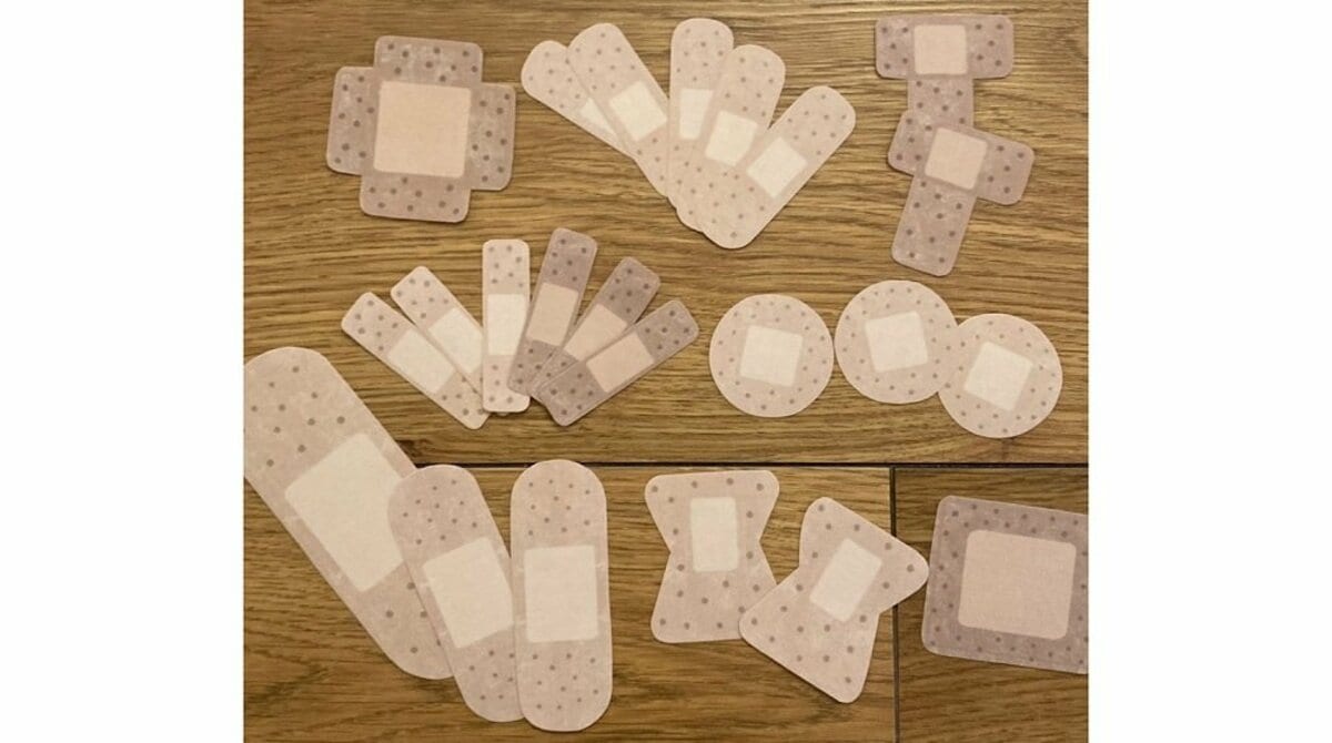 絆創膏　裸 貼りたがりの2歳息子に母親が“絆創膏シール”を手作り！本物そっくりな出来栄えがすごい…簡単に作れるのか聞いた｜FNNプライムオンライン