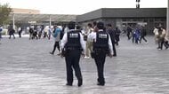 広い会場の治安を守る「万博警察署」“外国人が暴れている”という一報にかけつけるも…翻訳アプリも活用して対応