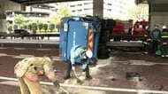 朝の都心道路でゴミ収集車が横転、運転手が一時閉じ込め　80代男性が運転するベンツが突っ込み前方大破　バイクとも衝突する事故で3人けが　東京・港区