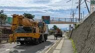歩道橋が大きく傾く　走行中の大型トラックが接触　撤去作業のため、国道18号の県交差点～海野宿交差点が全面通行止め（29日午後3時半現在）　長野・東御市