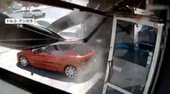 【映像】市営バスが暴走、歩行者“間一髪”車はじき飛ばし店に突っ込む瞬間　「運転手が心臓発作」証言も　トルコ