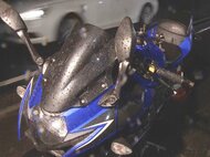 国道1号で走行中のバイクが転倒…後ろから来た大型トレーラーにはねられ運転の男性が死亡 雨で路面濡れる