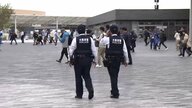 広い会場の治安を守る「万博警察署」“外国人が暴れている”という一報にかけつけるも…翻訳アプリも活用して対応
