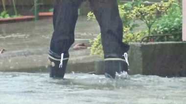 長靴はNG!?水浸しの中で避難する時に適した服装【台風13号】
