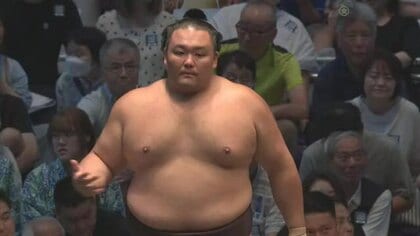 朝乃山、5戦全勝の相手に万全の内容で連勝　千代翔馬を寄り切り白星【大相撲名古屋場所 5日目結果】