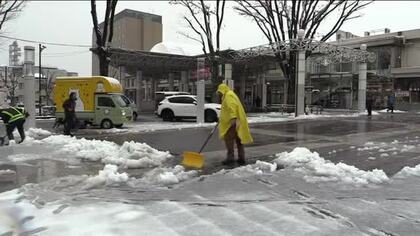 朝の駅前では雪かきも…発達した低気圧で市街地でも雪＜福島県＞