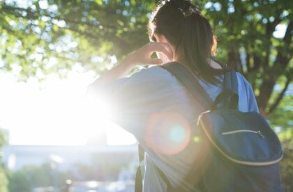 暑い日に“黒色”や“深緑色”の服はNG！？表面温度が50℃近くになることも…夏服に選びたい色を研究者に聞いた