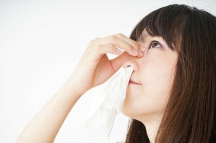 鼻血が出たら「上を向く」「ティッシュを詰める」は間違い…理由と“正しい止め方”を学会に聞いた