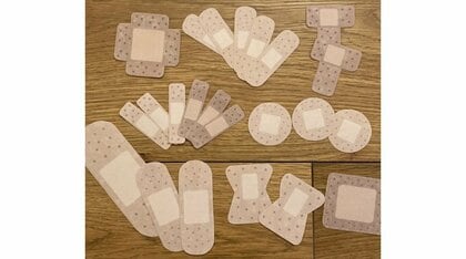 貼りたがりの2歳息子に母親が“絆創膏シール”を手作り！本物そっくりな出来栄えがすごい…簡単に作れるのか聞いた